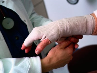 Сколько месяцев можно быть на больничном со сломанной рукой